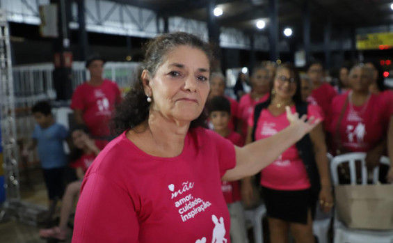 Rita Maria Oliveira, presidente da Associação de Mães do Aureny III, agradece ao Governo do Estado pela entrega do título de propriedade - Marcio Vieira/Governo do Tocantins