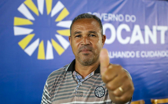 Manoel Rodrigues, morador do Aureny II há 15 anos, celebra o recebimento do documento que garante a posse legal de sua casa - Marcio Vieira/Governo do Tocantins