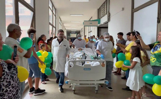 Familiares e amigos prestaram uma última homenagem a Delvânia na entrada do centro cirúrgico - Aldenes Lima/Governo do Tocantins