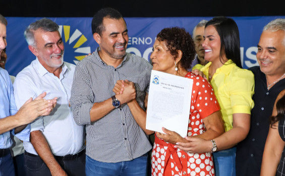Primeira-dama e secretária Extraordinária de Participações Sociais, Karynne Sotero, participa da entrega dos títulos ao lado do governador - Esequias Araujo/Governo do Tocantins