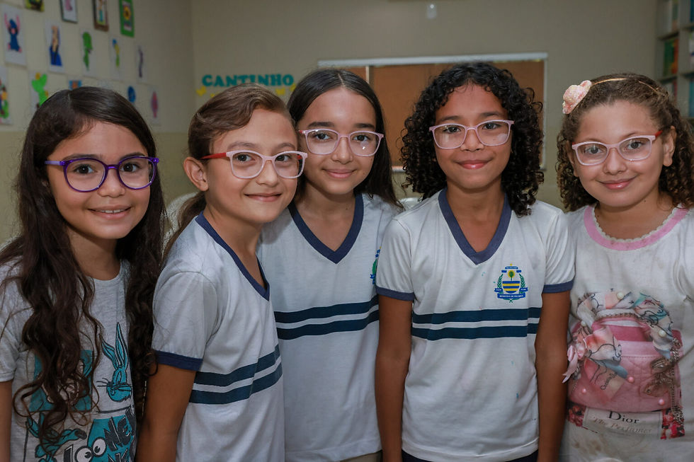Alunas da ETI Lúcia Lemos recebem novos óculos de grau – Foto: Lia Mara