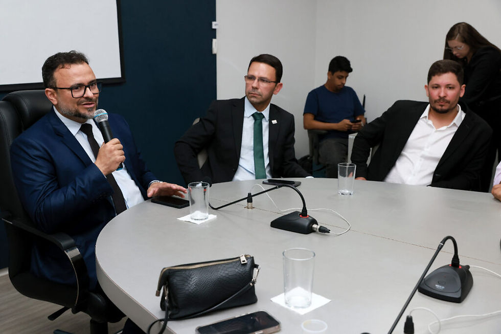 Secretário municipal de Finanças, Glauber Santana; secretário chefe de gabinete do prefeito Eduardo Siqueira, Carlos Júnior, e presidente da Juref, Douglas Galhardo – Foto: Lia Mara