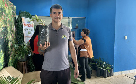 Distribuição de mudas nativas atraiu moradores, como o professor Cláudio Valadares - Lidiane Moreira/Governo do Tocantins