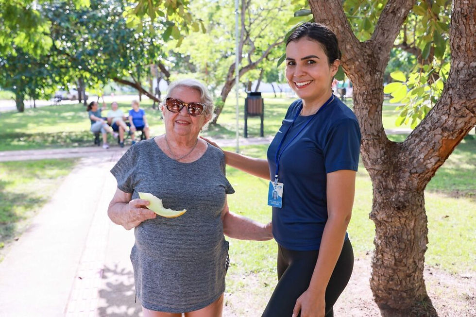 Leni Barbosa, 84 anos, acompanhada da profissional de educação física Letícia Coimbra - Foto: Francisco Barros