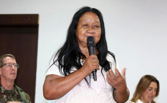 Anciã Lucirene Javaé, primeira cacique mulher do Tocantins, agradece às autoridades pela escuta e reconhecimento das comunidades indígenas da Ilha do Bananal - Márcio Vieira/Governo do Tocantins