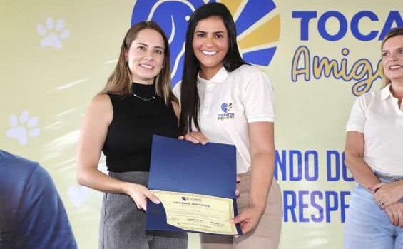 Protetores de animais recebem certificados de reconhecimento das mãos da primeira-dama durante o evento - Loise Maria/Governo do Tocantins