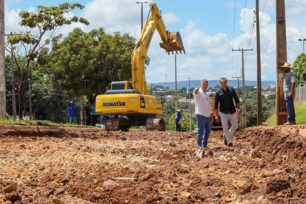 Prefeito Eduardo e o secretário de Infraestrutura Paulo Cezar Monteiro em visita à obra de recapeamento no Jardim Aureny III - Foto: Edu Fortes