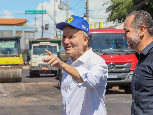 Prefeito Eduardo Siqueira Campos visita obra de recapeamento asfáltico em avenida de Taquaralto
