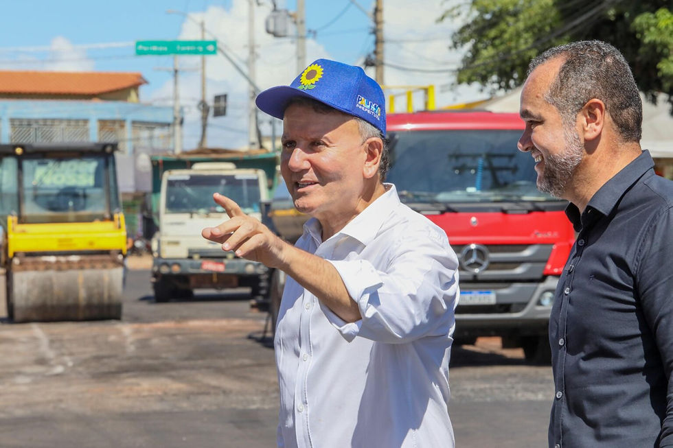 Prefeito Eduardo Siqueira e o secretário de Infraestrutura Paulo Cezar Monteiro durante visita à obra de recapeamento em Taquaralto – Foto: Edu Fortes