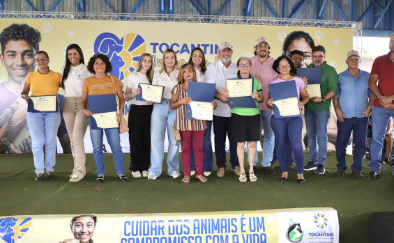 "Nós só vamos conseguir diminuir o número de cachorros abandonados e os maus-tratos se, verdadeiramente, dermos as mãos”, enfatizou a primeira-dama, que na ocasião também entregou certificados aos protetores independentes de animais em situação de vulnerabilidade no município - Loise Maria/Governo do Tocantins