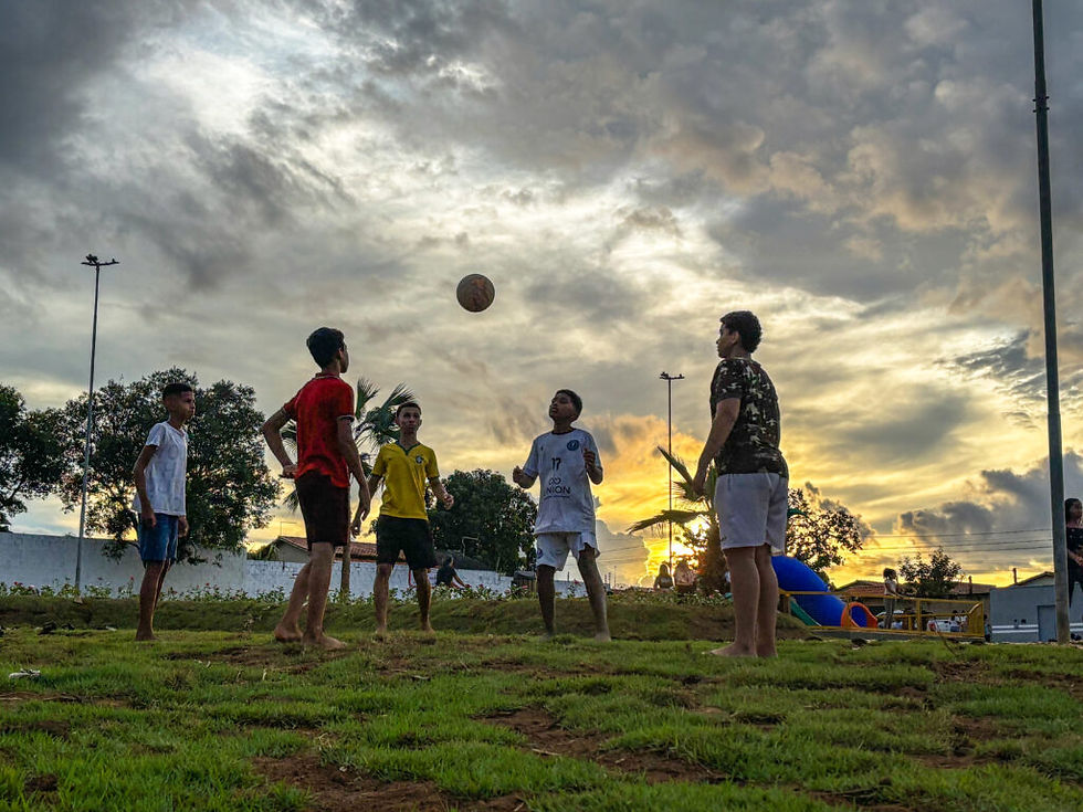 Adolescentes brincando na praça durante a inauguração - Foto: Jéssica Sá
