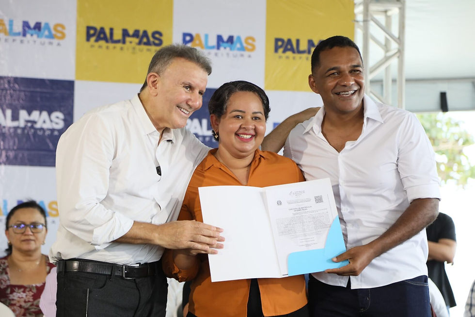 Eduarda Alves de Carvalho, recebe o título do imóvel das mãos do Prefeito Eduardo Siqueira Campos e do vereador Waldson da Agesp – Foto: Foto – Edu Fortes