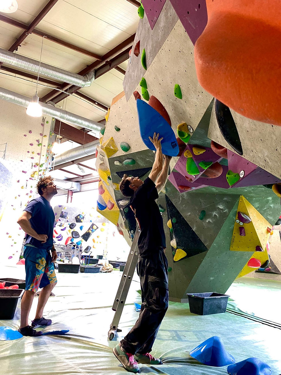 Mocna ekipa na boulderowym routesettingu 💪