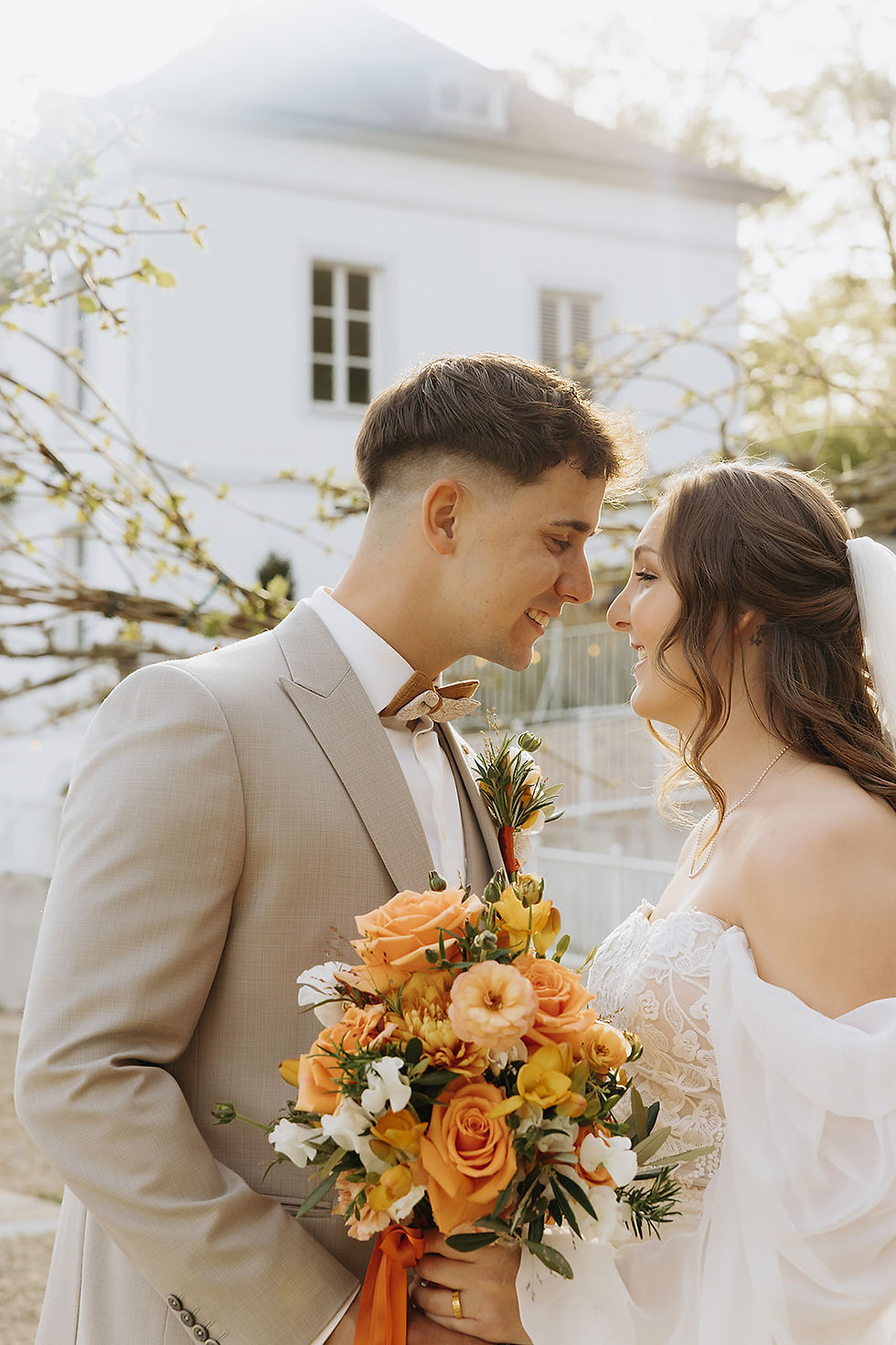 Brautpaar einer mediterranen Hochzeit mit orange und Weddingplanner in Trier, Luxemburg, Saarland, Moselregion, Villa Weißhaus
