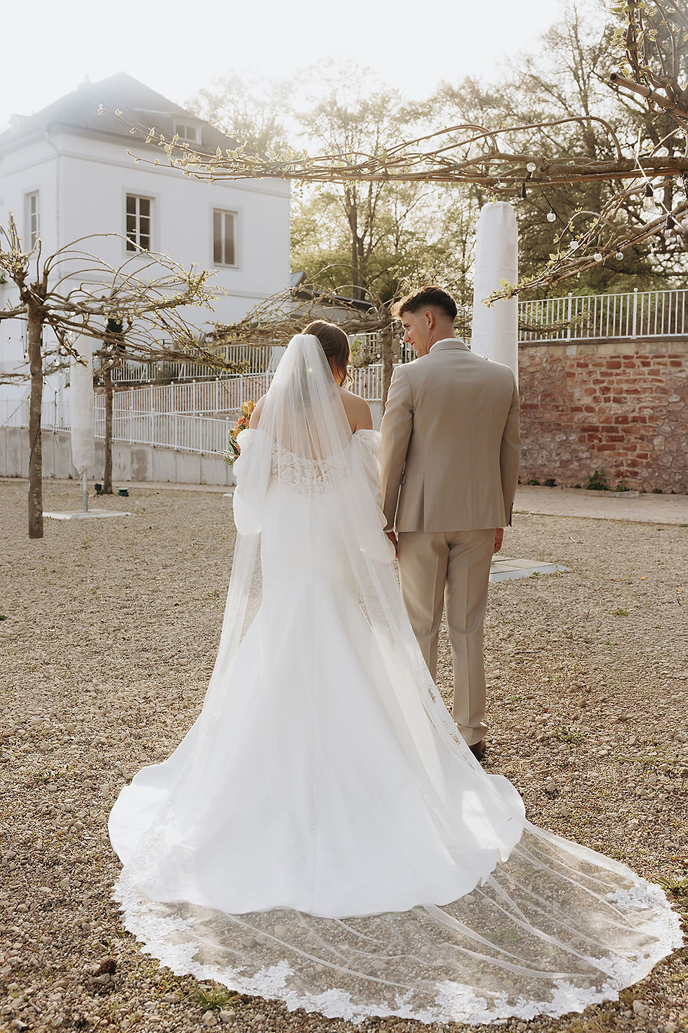 Brautpaar einer mediterranen Hochzeit mit orange und Weddingplanner in Trier, Luxemburg, Saarland, Moselregion, Villa Weißhaus