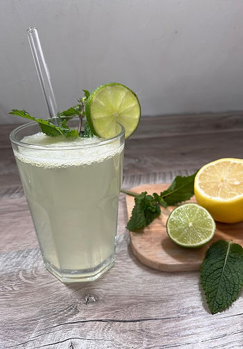 Selbstgemachte Limetten-Minze-Limonade als nachhaltiges Gastgeschenk für deine Sommerhochzeit