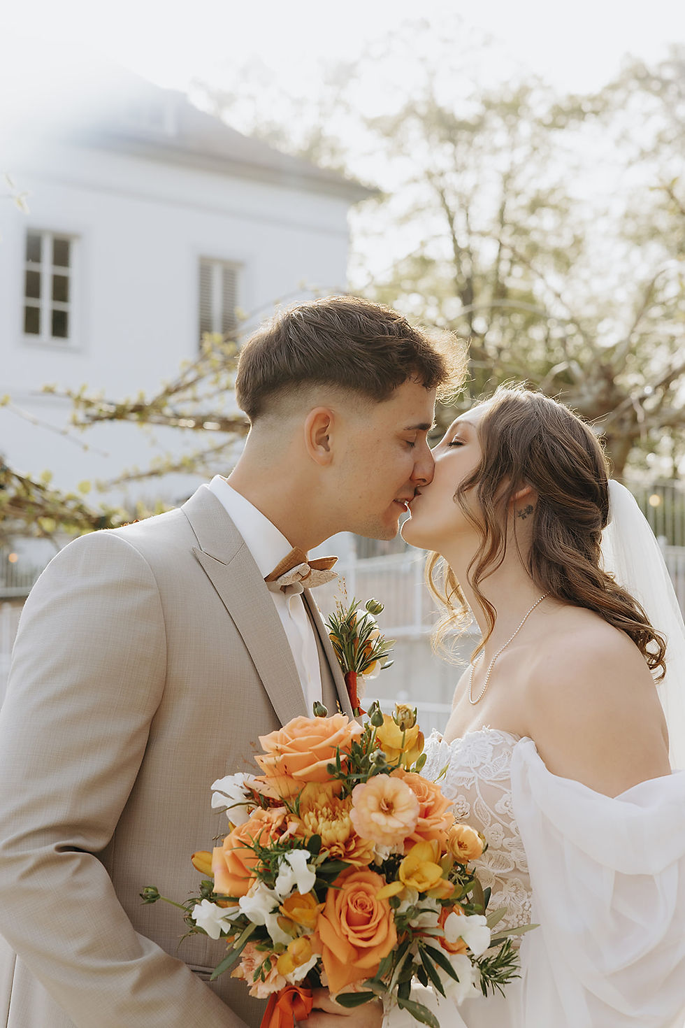 Brautpaar einer mediterranen Hochzeit mit orange und Weddingplanner in Trier, Luxemburg, Saarland, Moselregion, Villa Weißhaus