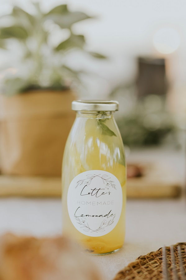 Auch deine Hochzeitsgäste werden sich an der Limetten-Minz-Limonade erfreuen. Ein tolles Gastgeschenk für eine Sommerhochzeit und eine Green Wedding!