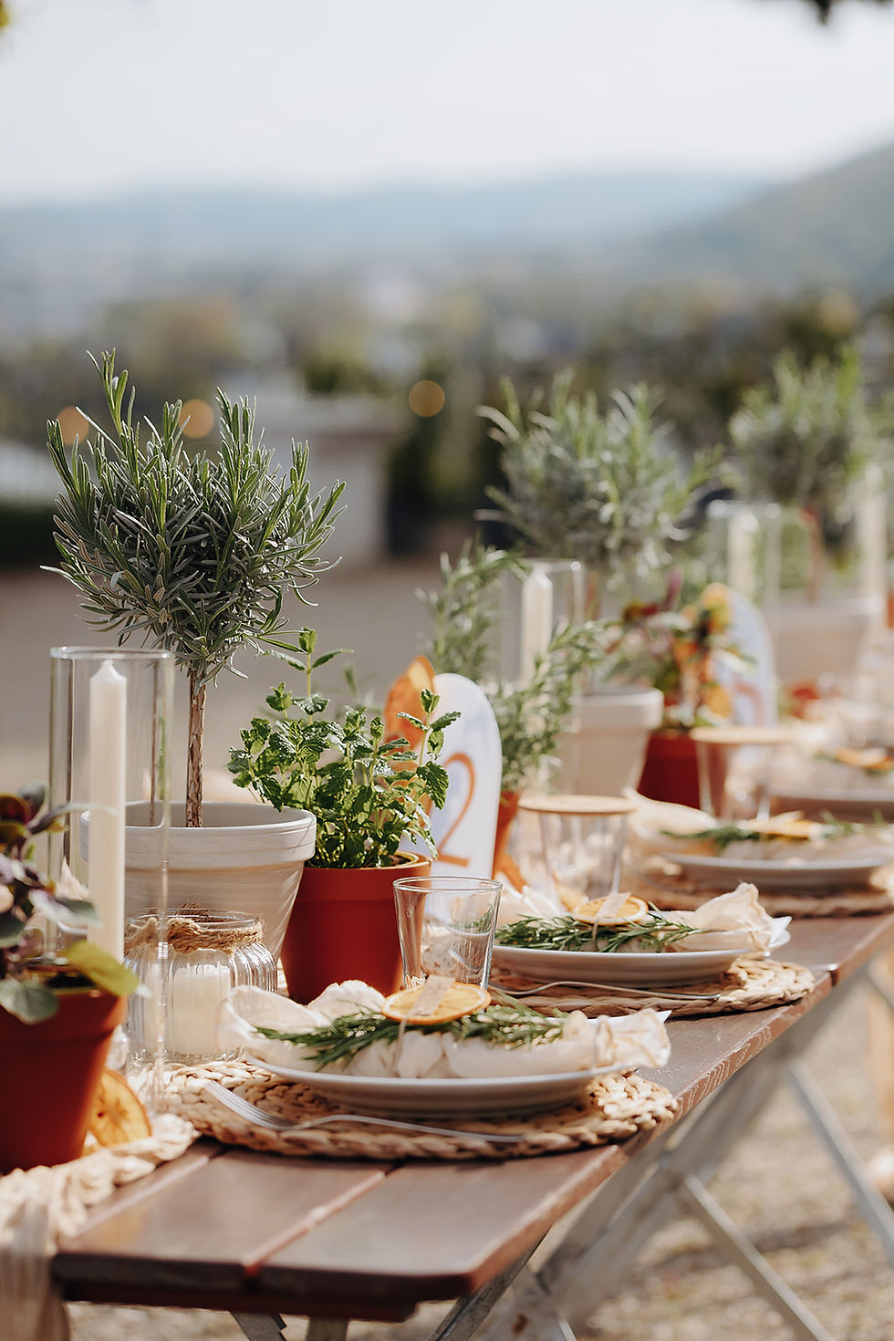 Dekorierter Tisch einer mediterranen Hochzeit mit orange und Weddingplanner in Trier, Luxemburg, Saarland, Moselregion
