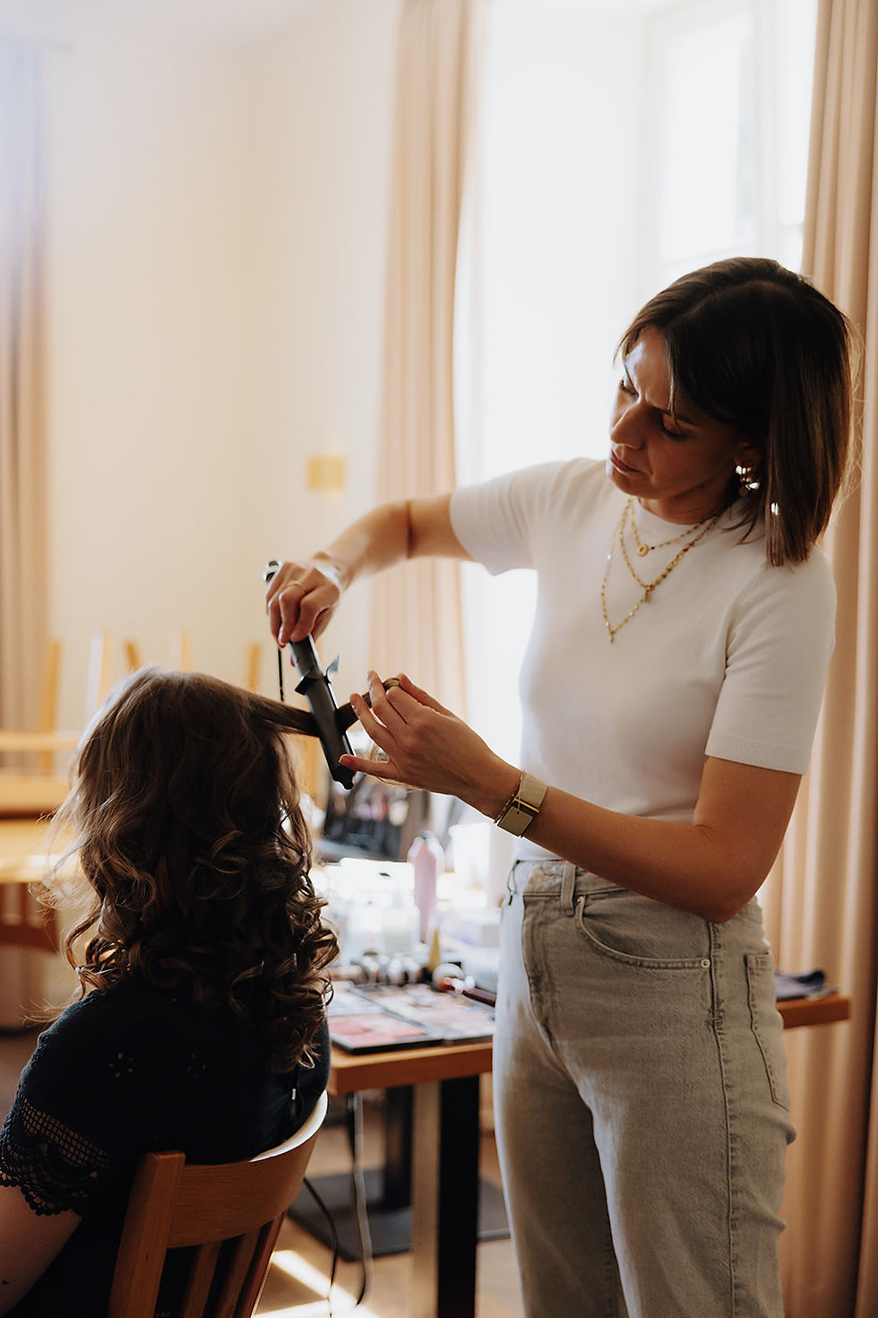 Getting Ready mit Stylistin einer mediterranen Hochzeit mit orange und Weddingplanner in Trier, Luxemburg, Saarland, Moselregion