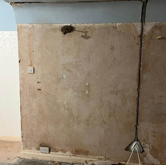 Flaunting radiator bracket with pipe feed
