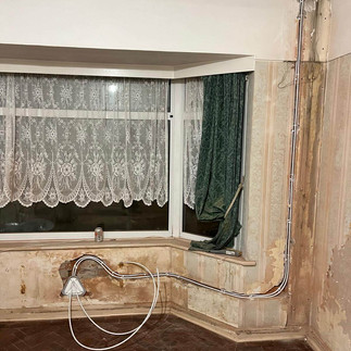 Flaunting radiator bracket with pipe feed for bay window