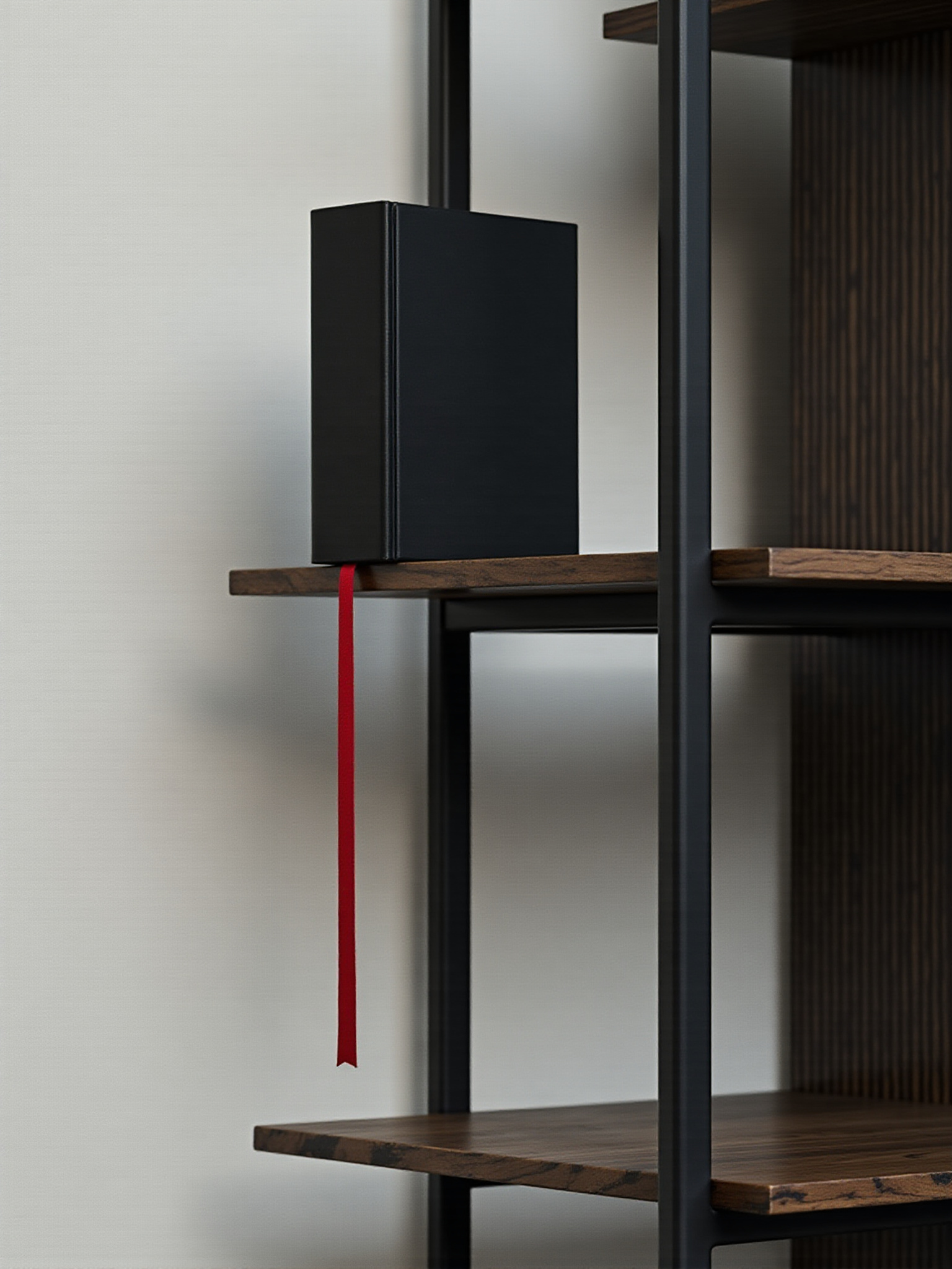 Struttura metallica con mensola in legno e nastro rosso.