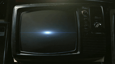 Televisione vintage con immagine in bianco e nero di mani in ombra sullo schermo