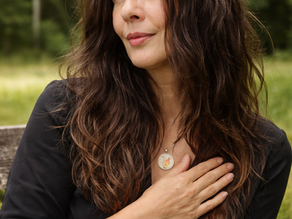 Ostara J Hennig Porträt in der Natur