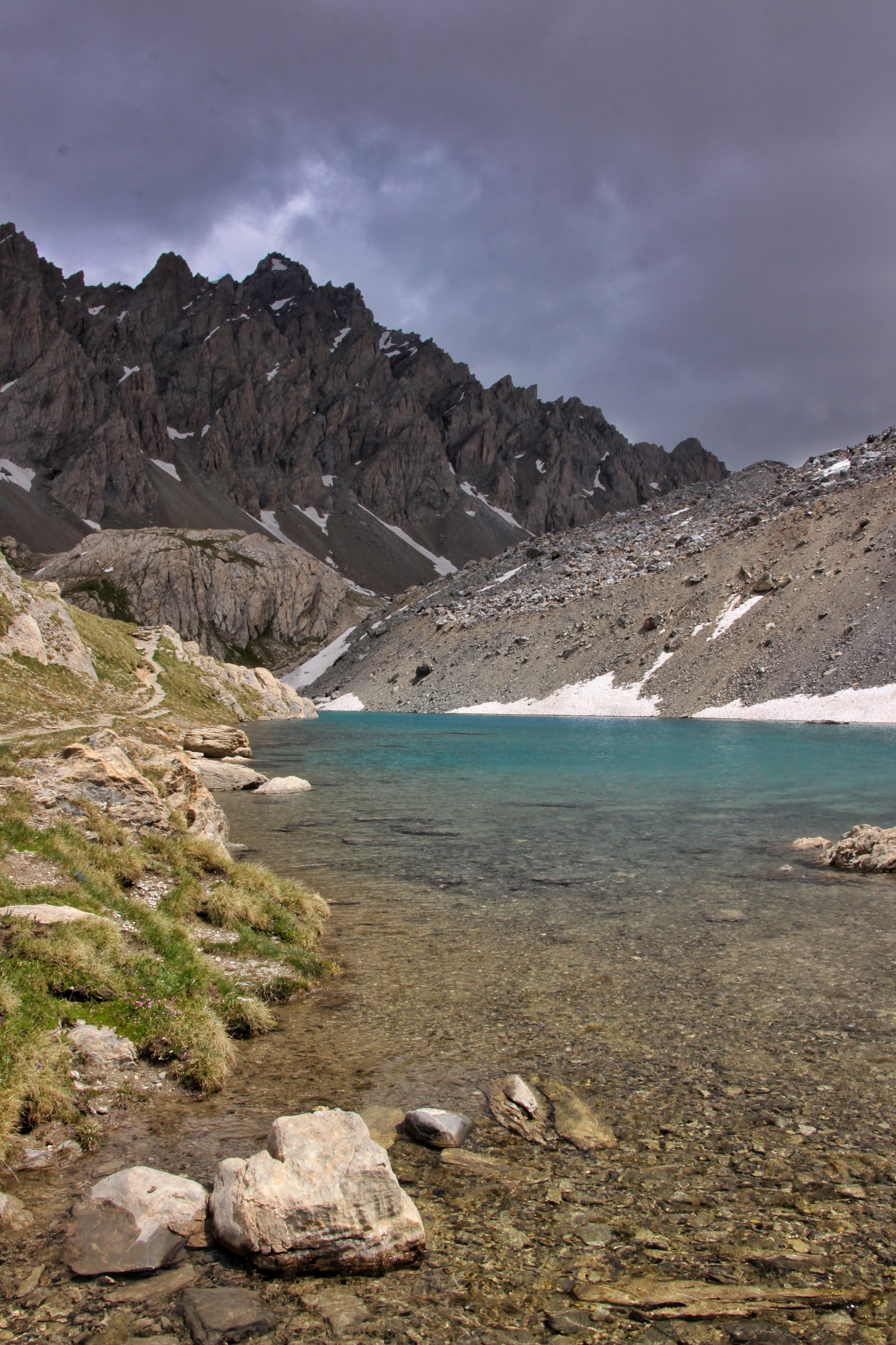 Le lac long du Chambeyron