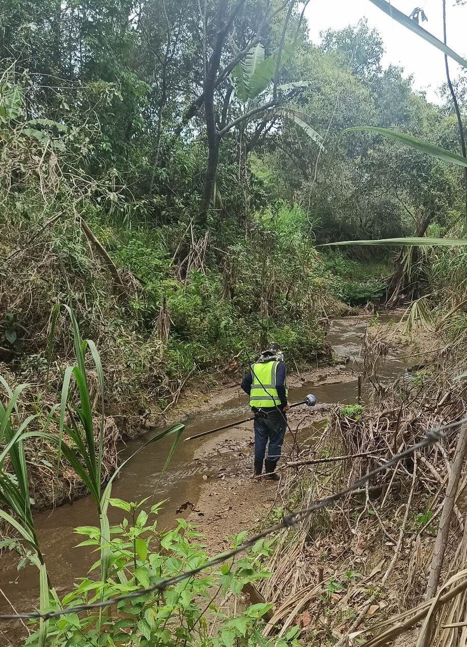 Foi realizado um georreferenciamento de imóveis rurais em um imóvel de 245 hectares localizado em Rio Bonito. Na imagem, Hugo Barros está coletando pontos no trecho do rio dentro do terreno.