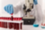 arranjo-de-amostras-de-sangue-de-coronavirus-em-laboratorio (1).jpg