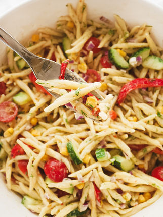 Pasta Salat mit Gemüse und Kräuter