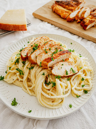 Gebratenes Hähnchen mit Spaghetti in cremiger Parmesan Soße