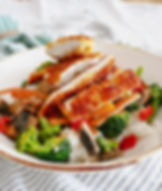 Knusprige Hähnchenbrust mit Gemüse und Erdnusssoße, serviert mit Reis