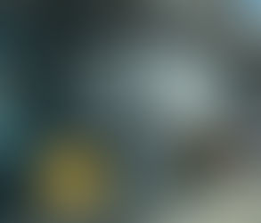 Se mete tráiler a carril confinado y queda atorado en puente