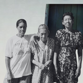     Sá Amélia ao centro e as duas netas ao lado 