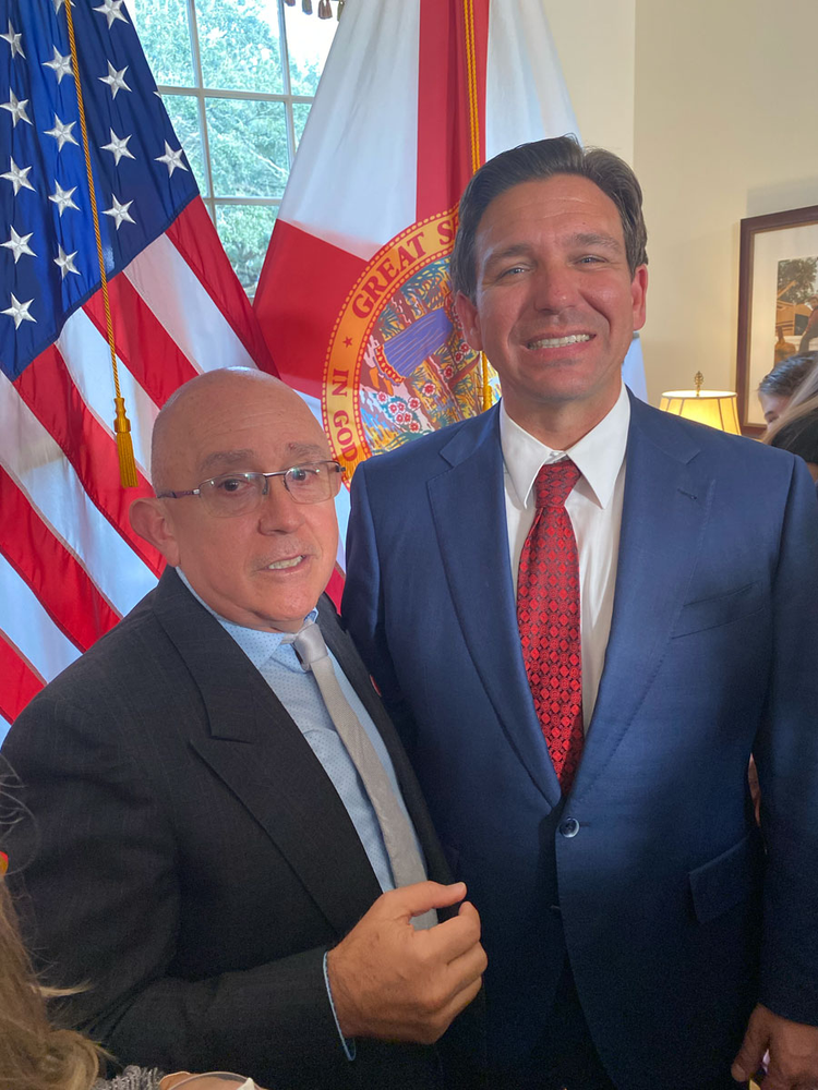 Fabio A. Andrade junto al Gobernador Ron DiSantis