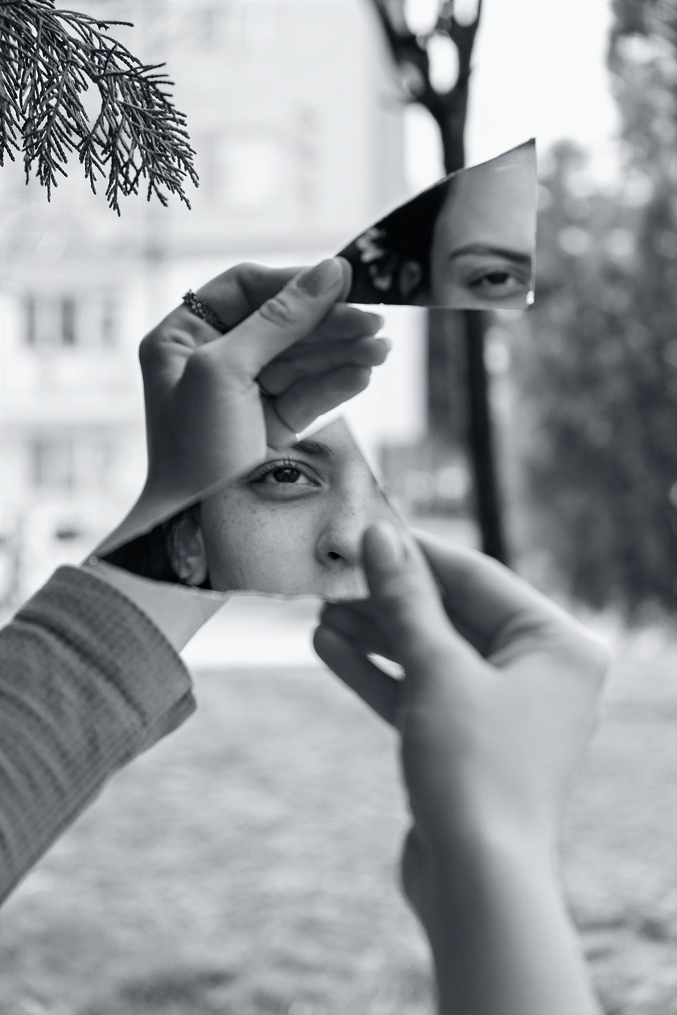 personne face à un miroir