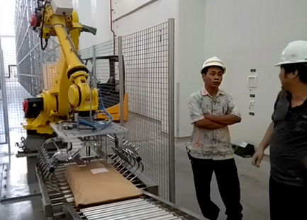 Otomatisasi Penanganan Palet dengan Sistem Dispenser dan Konveyor