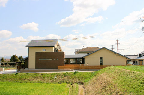 田園地域に建つ二世帯の家
