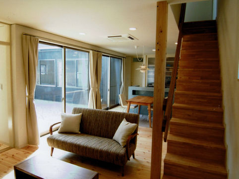 中庭と繋がるリビングの家