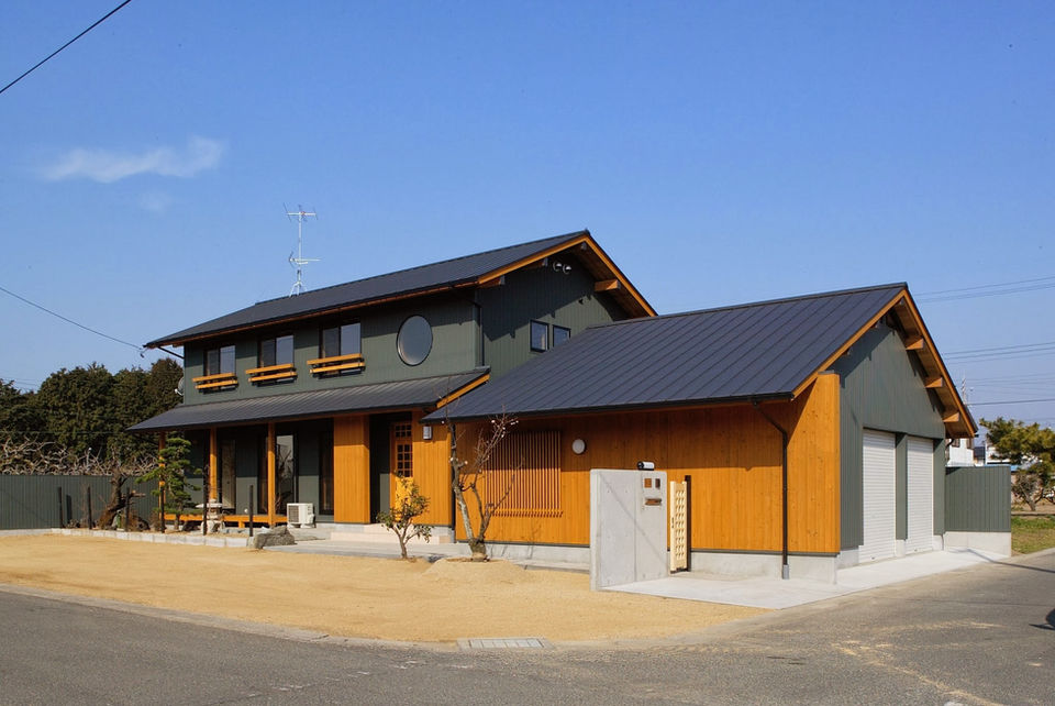 吹き抜け土間玄関のある家