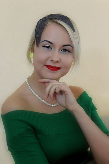 Low sholder outfit, pearls, classic red lips, winged eyeliner, dark arched eyebrows