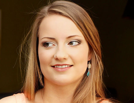 Brunette brown smokey eyes, light lips, for a graduation makeup