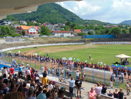 Sărbătoare la Baia Mare: Absolvenții Facultății de Litere au fost celebrați pe stadion. GALERIE FOTO