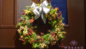 MASAKOフラワーデザインスクールNFD資格検定3級コース、応用推奨テーマで「Xmasリース」を受講なさいました、はるかさんの作品をご紹介いたします。