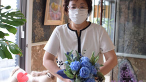 趣味で楽しむフラワーレッスン、アーティフィシャルフラワー上級コースを受講なさいました、かずみさんの作品「サムシングブルーの花束」をご紹介いたします。