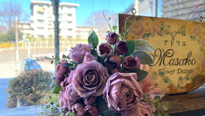 趣味で楽しむフラワーレッスン、アーティフィシャルフラワー上級コースを受講なさいました、あきこさんの作品「シャビーシックな薔薇の花束」をご紹介いたします。