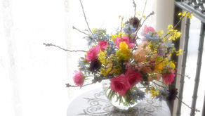 NFDフラワーデザイナー講師研究科コースで引き続き「ほぐれた装飾的花束」を受講された　さとこさんの作品をご紹介します。